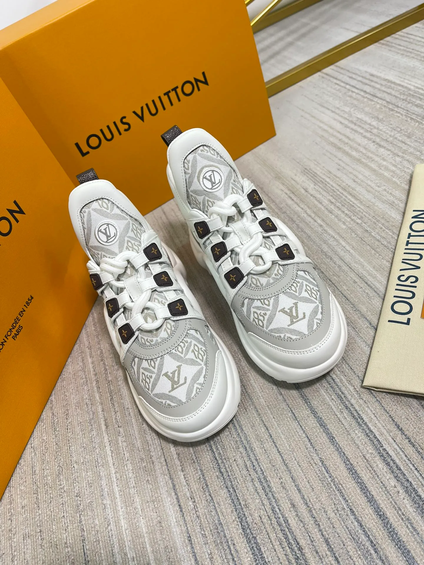 👟👟Ex-factory price👟👟Ex-factory price 720👟👟 Louis Vuitton 2022ss LV’s new Archlight series new color matching dad shoes. The boss ordered three pairs of yb shoes at the first time. The counters are not on sale. We are definitely the first to get the authentic products developed by the entire network. The material of each color matching is exclusively customized from the original version, which is consistent with the authentic product. The sole is YB molded high-elastic foam sole. The mold fee is as high as tens of thousands. The upper is made of high-tech fabric to create a soft and elastic upper. The materials and methods are consistent with YB. 35-40 (40.41 can be customized without return or exchange)